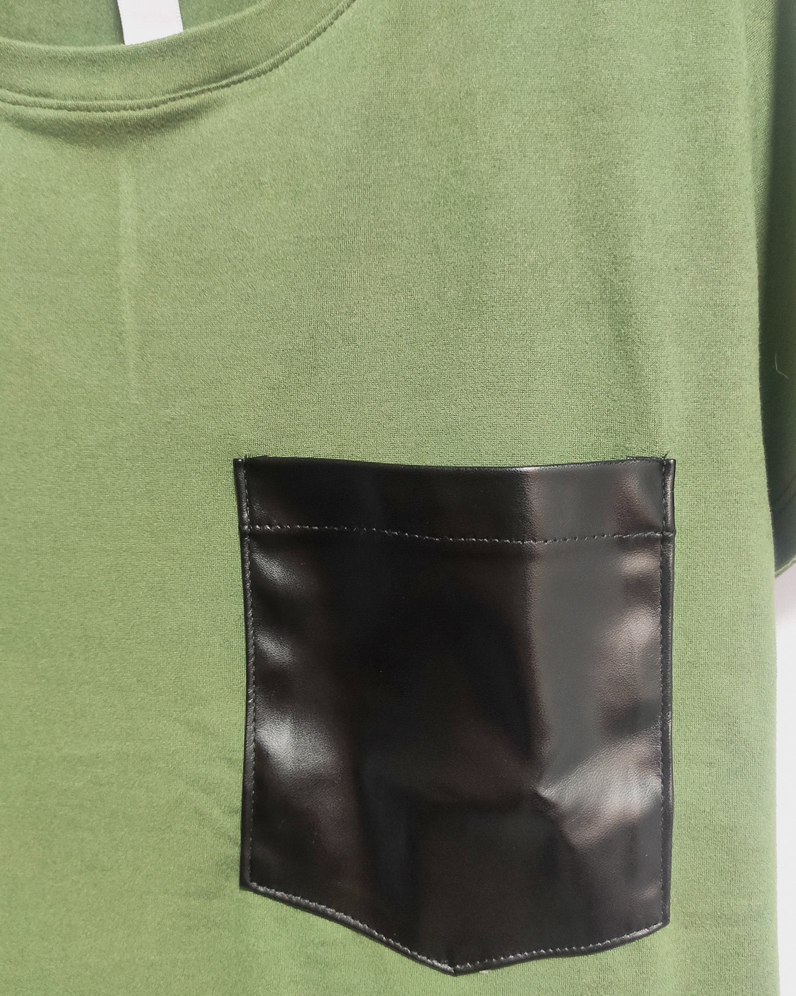 Camiseta bolsillo cuerina