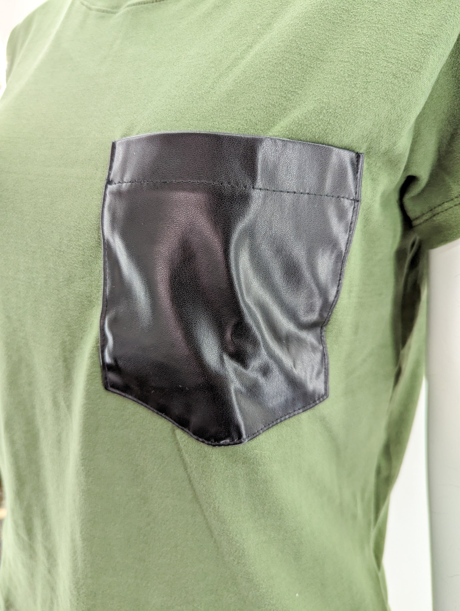 Camiseta bolsillo cuerina